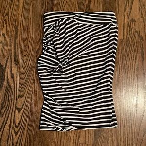 Black and white Lululemon rouched skirt